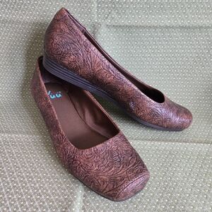 Yuu Brown Embossed Flats, 8M